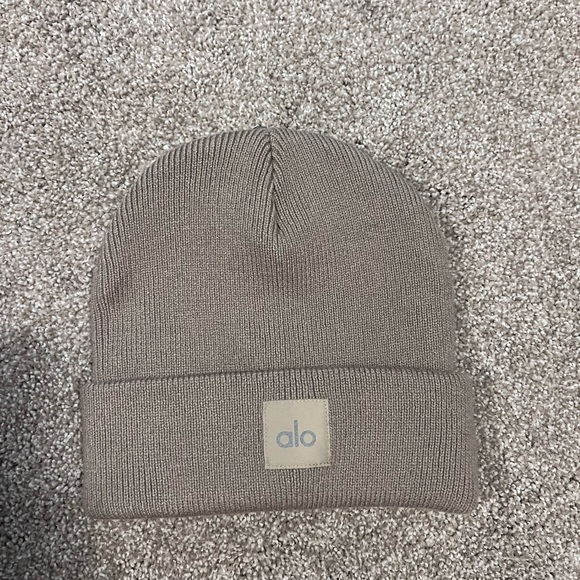 NWT Alo Everyday Beanie - Gravel - Picture 4 of 7